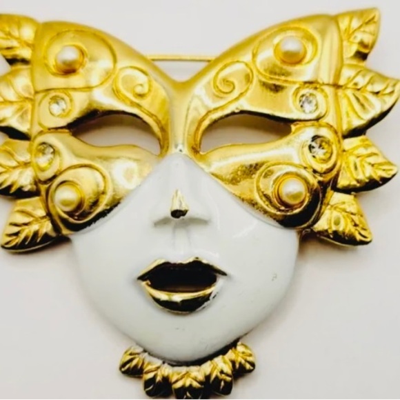 Masked Woman White & Gold Face Masquerade Brooch - Picture 3 of 5